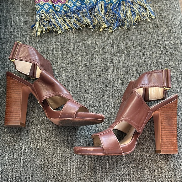 Brown heels with faux leather front design - Picture 4 of 6